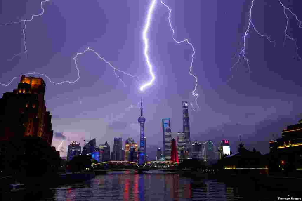 중국 상하이의 푸동 금융가 밤하늘 위로 번개가 치고 있다. 