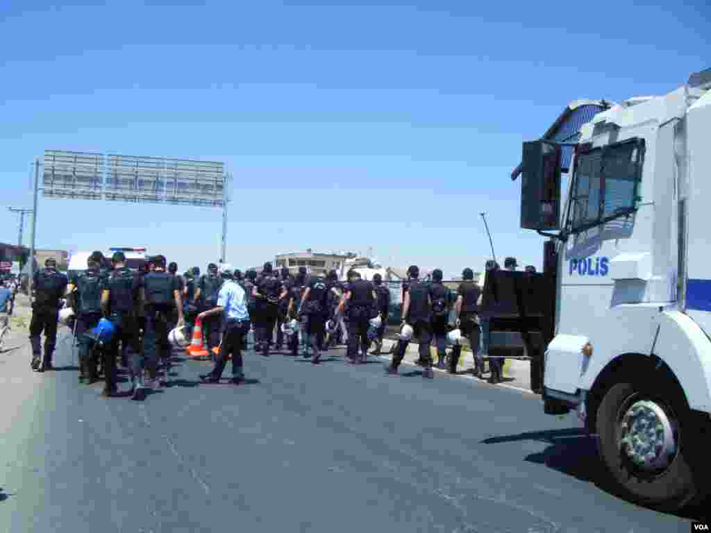 Turkish Police disperse Kurd protesters near Syria border, Monday, August 5, 2013 