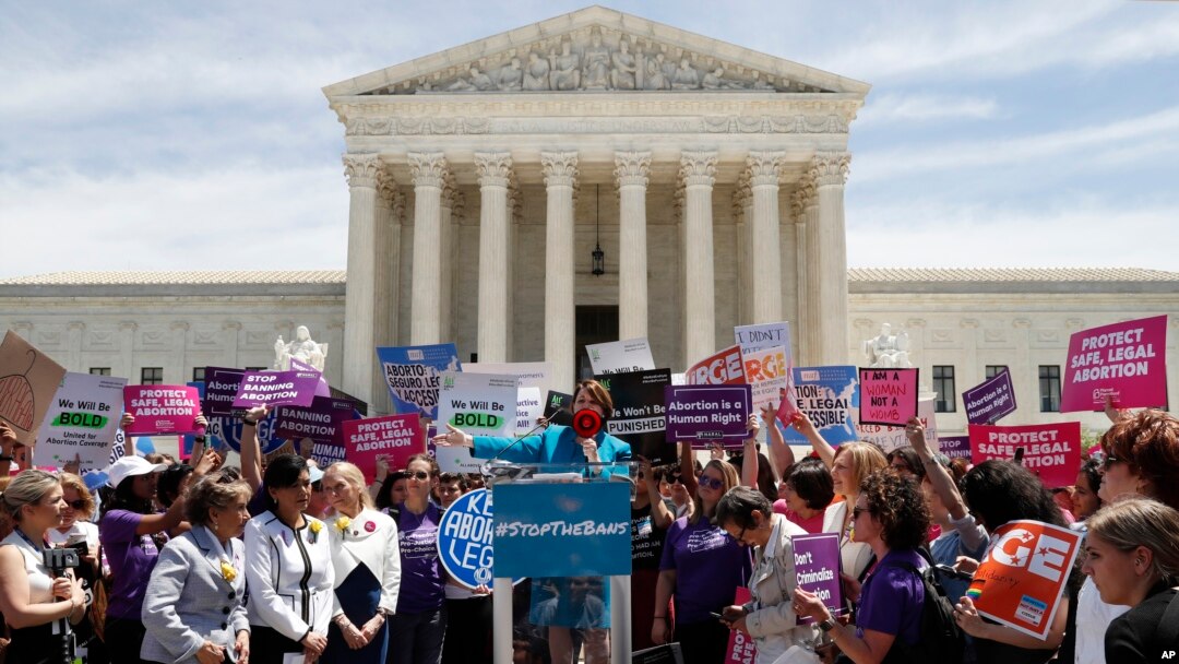 La aspirante presidencial demócrata Amy Klobuchar; legisladora por Minnesota, habla frente a la Corte Suprema en Washington D.C., durante una protesta contra leyes antiaborto recientemente aprobadas en varios estados. Mayo 21 de 2019.