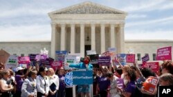 La aspirante presidencial demócrata Amy Klobuchar; legisladora por Minnesota, habla frente a la Corte Suprema en Washington D.C., durante una protesta contra leyes antiaborto recientemente aprobadas en varios estados. Mayo 21 de 2019.