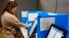 Arhiva - Na ovoj fotografiji od 5. novembra 2019, Kotni Parker glasa koristeći novu glasačku mašinu u Dalasu, Teksas.