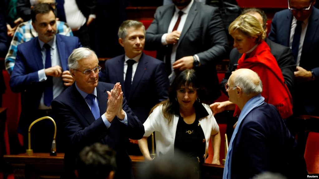 Kryeministri francez Michel Barnier reagon pas rezultatit të votimit për mocionin e mosbesimit kundër qeverisë së Francës në parlamentin francez, më 4 dhjetor, 2024/Reuters