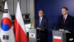 South Korean Minister of Foreign Affairs Cho Tae-yul, left, and Poland's Foreign Minister Radek Sikorski give a statement following a meeting at the Foreign Ministry in Warsaw, Poland, March 5, 2025.