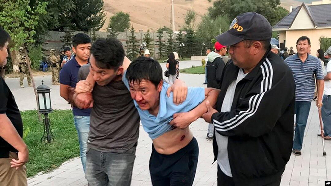 Atambayevning hovlisi oldida, Qo'ytosh qishlog'i 