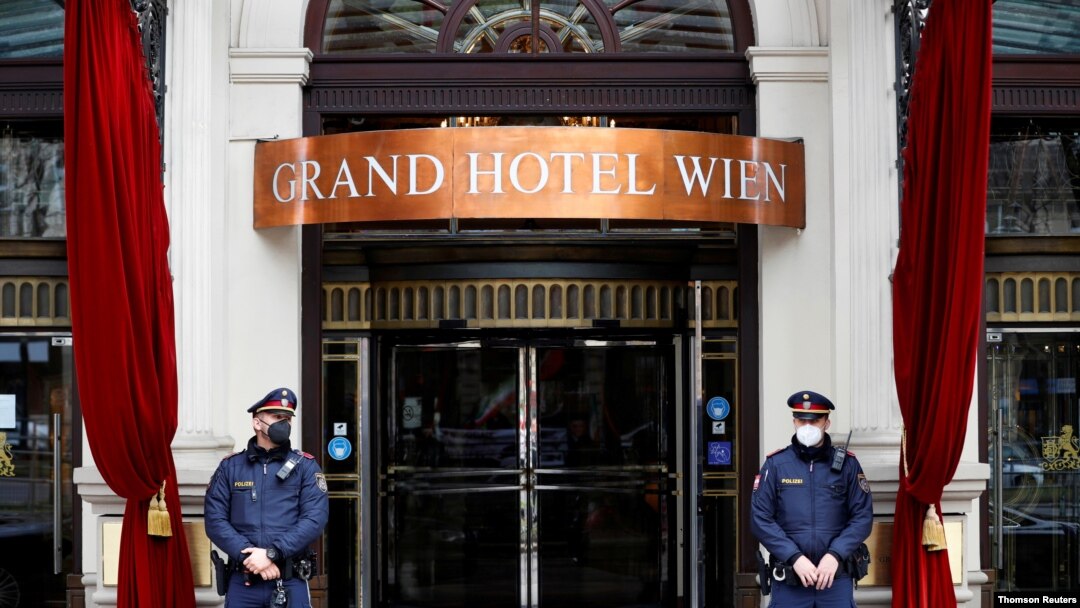 Polisi berdiri di luar hotel tempat pertemuan Komisi Gabungan Rencana Aksi Komprehensif Gabungan (JCPOA), atau kesepakatan nuklir Iran, diadakan di Wina, Austria. (Foto: Reuters)