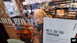 Un cartel en un Starbucks en Nueva York avisa que la cafetería permanecerá cerrada el 29 de mayo de 2018 y reabrirá el miércoles.