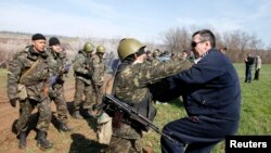 Tentara Ukraina bentrok dengan demonstran pro-Rusia di lapangan dekat Kramatorsk, Ukraina timur (16/4). 