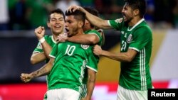 "Tecatito" Corona (centro) celebra con sus compañeros el gol del empate contra Venezuela.