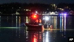 Un barco trabaja en la escena cerca del Aeropuerto Nacional Ronald Reagan de Washington, el 30 de enero de 2025, en Arlington, Virginia.