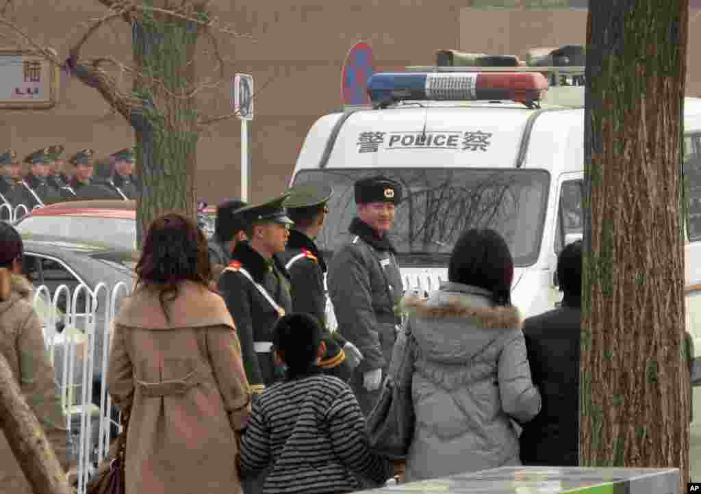 天安门广场地区值勤的武警和公安