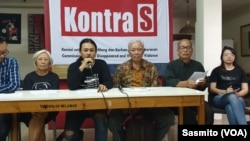 KontraS, YLBHI bersama korban dan keluarga korban pelanggaran HAM saat menggelar konferensi pers di kantor KontraS, Jakarta, Kamis (24/10). (Foto: VOA/Sasmito).