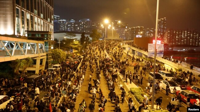 Hong Kong'ta 100 kadar öğrenci polis kuşatması altındaki Politeknik Üniversitesi'nde eylemlerini sürdürüyor.