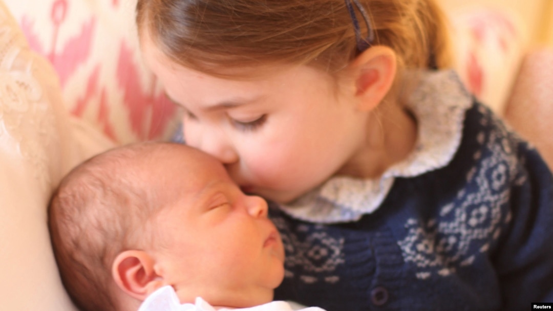 Putri Charlotte dan adiknya Pangeran Louis dalam foto resmi yang dirilis Istana Kensington, London, 2 Mei 2018.