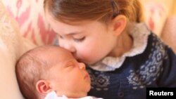 Putri Charlotte dan adiknya Pangeran Louis dalam foto resmi yang dirilis Istana Kensington, London, 2 Mei 2018.