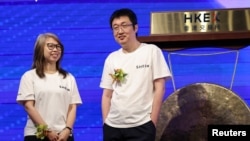 希音(Shein)创始人兼首席执行官许仰天(右)出席公司在香港证券交易所举行的上市仪式。(2026年9月1日)