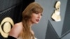 Taylor Swift en la 66a entrega anual del Grammy el domingo 4 de febrero de 2024, en Los Angeles. El equipo de Swift se ha aproximó a Jack Sweeney, un estudiante de tecnología de la información por rastreo automatizado del jet privado de Swift.