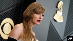 Taylor Swift en la 66a entrega anual del Grammy el domingo 4 de febrero de 2024, en Los Angeles. El equipo de Swift se ha aproximó a Jack Sweeney, un estudiante de tecnología de la información por rastreo automatizado del jet privado de Swift.