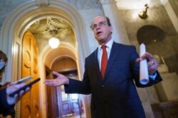 El senador Mike Braun, republicano por Indiana, habla con reporteros mientras los senadores se reúnen para una rara sesión de fin de semana para continuar trabajando en el proyecto de ley de infraestructura bipartidista el 8 de agosto de 2021.