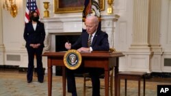 조 바이든 미국 대통령이 24일 백악관에서 반도체 등 핵심 품목의 공급망을 점검하는 내용의 행정명령에 서명했다.