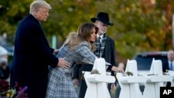 Presiden Donald Trump dan ibu negara Melania Trump meletakkan karangan bunga di sebuah memorial bagi korban penembakan sinagoge Tree of Life di Pittsburgh, hari Selasa (30/10).