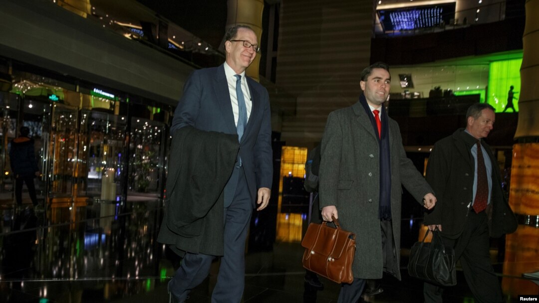 David Malpass, Wakil Menteri Keuangan untuk Urusan Internasional dan anggota-anggota delegasi dagang AS ke China, kembali ke hotel setelah pembicaraan dengan para pejabat China. Beijing, China, 7 Januari 2019 (foto: Reuters/Thomas Peter)