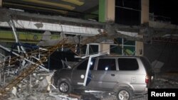 2017年2月10日，菲律宾南部苏里高市发生地震。苏里高州立科技学院的一栋受损建筑的瓦砾砸在一辆汽车上。