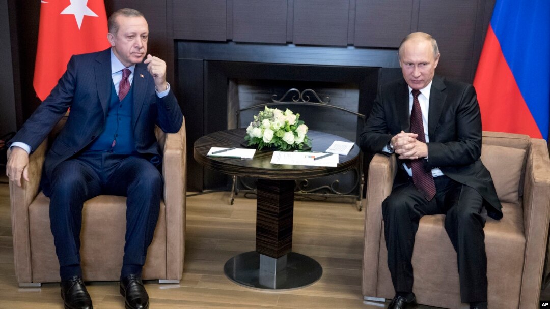Rossiya rahbari Vladimir Putin (o'ngda) va Turkiya Prezidenti Rajab Toyyib Erdog'an Sochidagi uchrashuvda, 13-noyabr, 2017-yil.