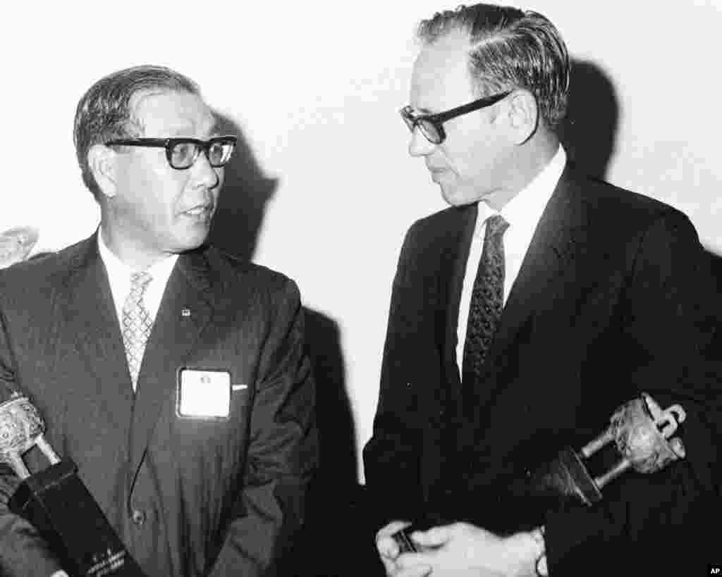 老照片回顾：美国之音中文广播70年