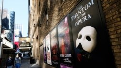 Poster dari pertunjukan Broadway termpampang di luar gedung teater Richard Rogers di New York saat masa lockdown pada 13 Mei 2020. (Foto: AP/Evan Agostini/Invision)