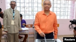 Prime Minister of Mauritius and candidate for the Militant Socialist Movement (MSM) Pravind Jugnauth casts his ballot at a polling centre during the Mauritian general election in Vacoas/Floreal, Nov. 10, 2024. 