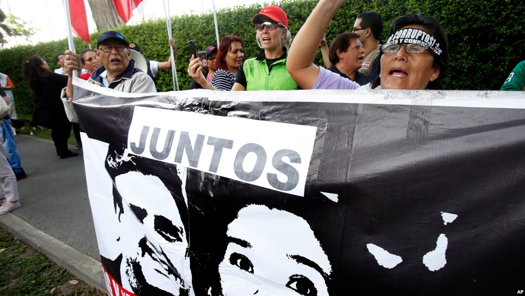 Sejumlah warga melakukan unjuk rasa anti Mantan presiden Peru Alan Garcia dalam aksi demonstrasi di Lima, Peru, Minggu (18/11). 