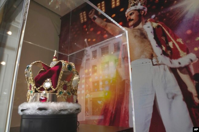 Replika St. Edward's Crown yang dikenakan Freddie Mercury dalam konser terakhirnya bersama Queen pada 1986 ditampilkan dalam pameran Sotheby's di London, Rabu, 26 April 2023. (Foto: AP)