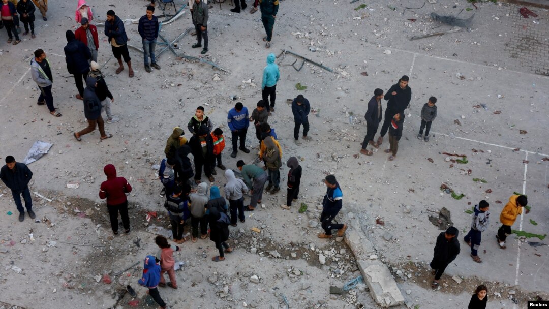 Palestinci pregledaju štetu nakon izraelskog napada na školu u kojoj su smješteni raseljeni ljudi, usred sukoba između Izraela i Hamasa, u Khan Younisu u južnom pojasu Gaze, 16. decembra 2024.
