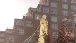 在巴爾的摩市被人推倒的哥倫布雕像