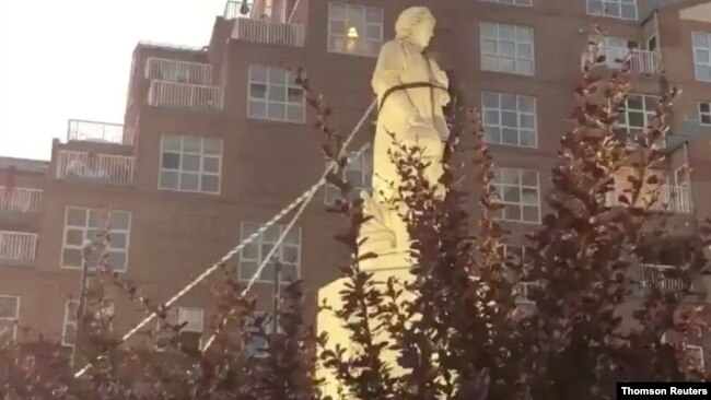 Tượng Christopher Columbus bị giật đổ ở Baltimore.