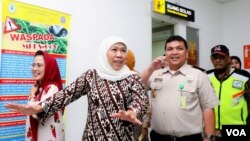 Gubernur Jawa Timur Khofifah Indar Parawansa mengecek kesiapan Bandara Juanda dalam menghadapi ancaman masuknya virus corona (foto Petrus Riski/VOA).