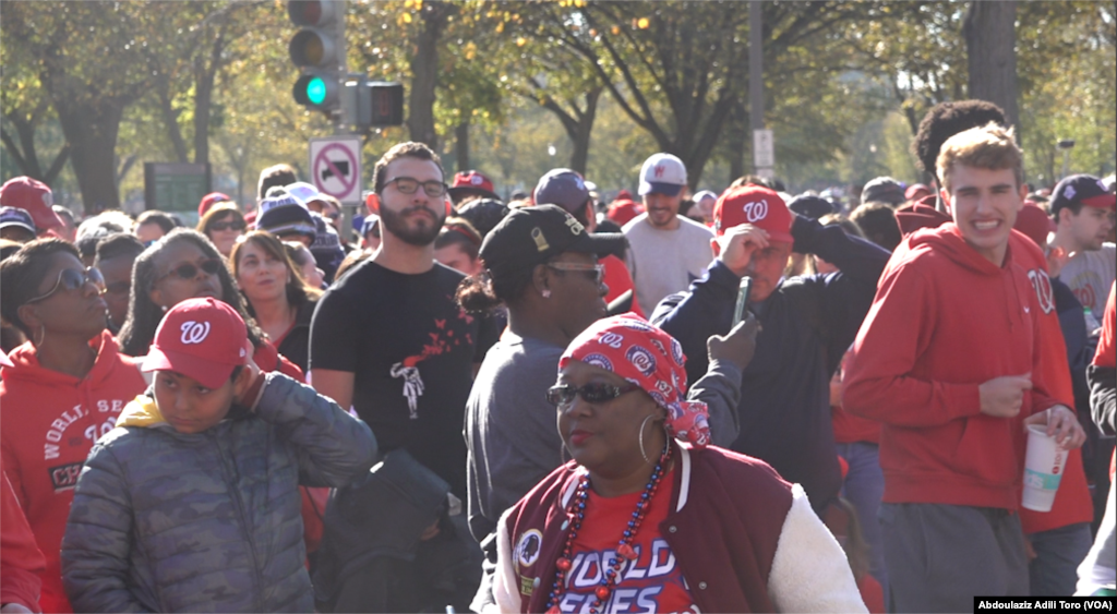 Rikakun magoya bayan &nbsp;kungiyar Washington Nationals &nbsp;dake kan hanyar Constitution Avenue ya zuwa Pennsylvania Avenue.&nbsp;