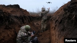 Украинские военные, управляющие беспилотниками (архивное ифото) 