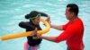 Migrantes toman clases de natación para cruzar el Río Bravo