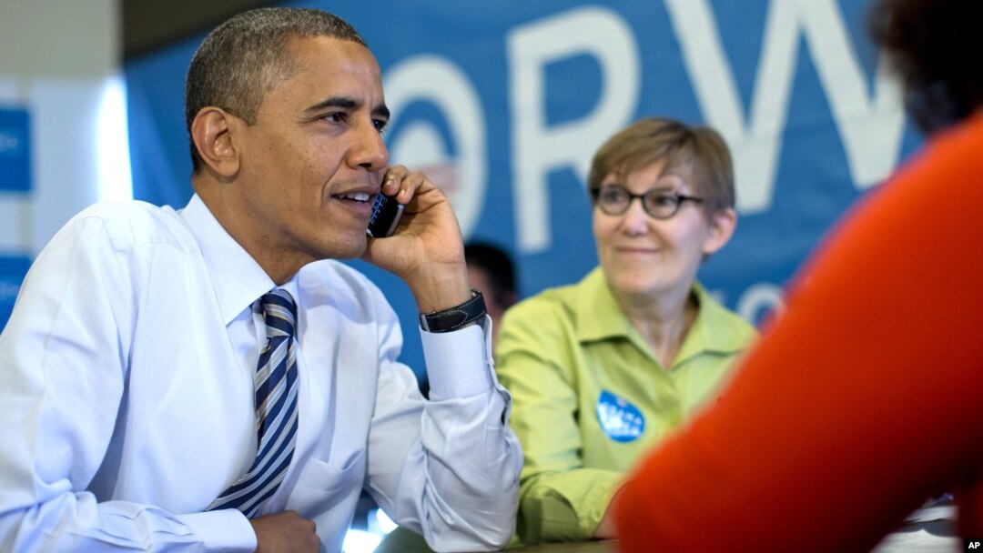 Presiden Barack Obama menelepon para sukarelawan di Wisconsin untuk berterima kasih atas kerja keras mereka. (AP/Carolyn Kaster)