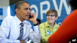 El presidente Barack Obama llama para agradecer a un voluntario de Winsconsin, desde el cuartel de campaña en Chicago, el martes 6 de noviembre.