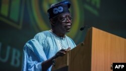 Asiwaju Bola Tinubu, du All Progressive Congress, donne un discours lors d'un rassemblement organisé à Lagos, le 29 mars 2018.