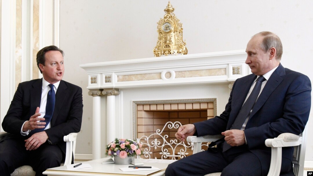 PM Inggris David Cameron (kiri) dan Presiden Rusia Vladimir Putin di rumah kediaman Bocharov Ruchei di kota Sochi, Laut Hitam, Rusia (10/5). 