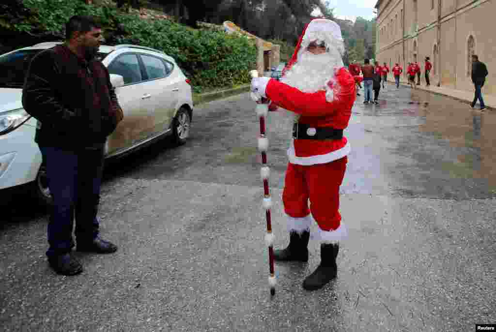 အရှေ့အလယ်ပိုင်းဒေသ အနောက်ဘက်ကမ်း Beit Jala မြို့မှာလည်း မာရသွန်ကျင်းပတော့ ပါလက်စတိုင်းနွယ်ဘွားတယောက် စင်တာကလော့စ်လို ဝတ်ပြီး ဝင်ပြိုင်ပါတယ်။