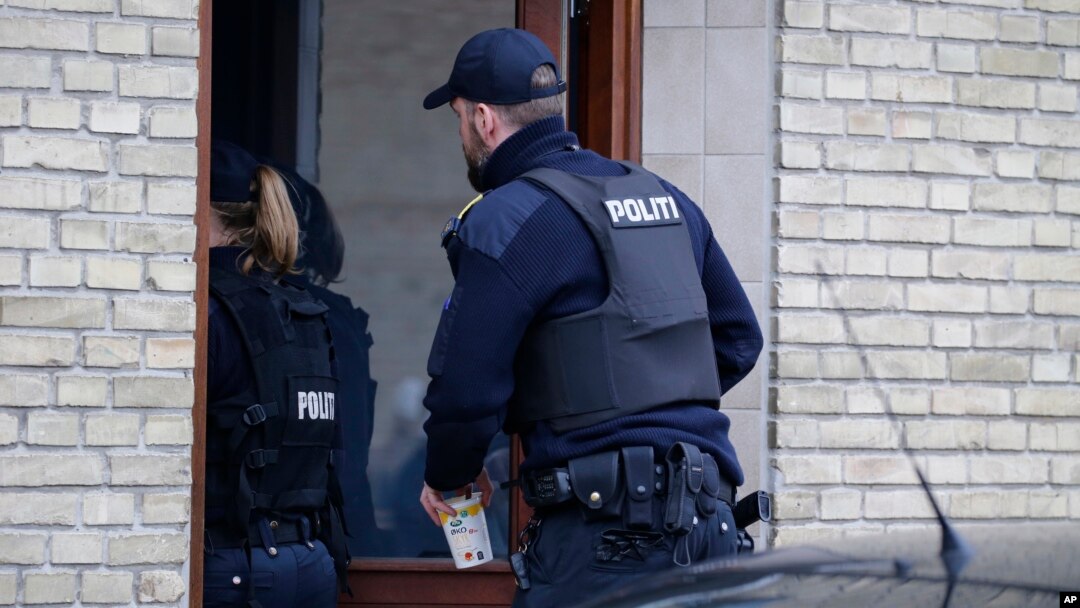 Polisi Denmark melakukan pencarian di sebuah apartemen di Tingbjerg, Kopenhagen, terkait 4 orang yang diduga telah direkrut oleh ISIS, Kamis (7/4).