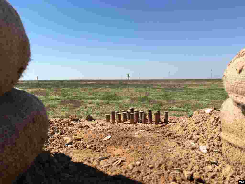 Bullets lined up in the gap between sandbags forming a wall protecting the Iraqi Kurdish forces' last military base on the frontline with Islamic State in the Makhmour area of Iraq, March 8, 2016. (S. Behn/VOA)