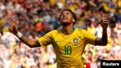 Neymar merayakan gol pertama tim Brazil dalam pertandingan persahabatan melawan Kroasia di Stadion Anfield, Liverpool, Ingggris, 3 Juni 2018.