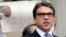 El gobernador de Texas, Rick Perry habla con los periodistas en el centro judicial Blackwell Thurman en Austin, Texas. 