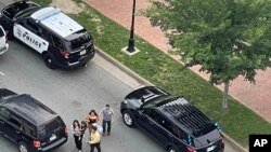 Građani bježe dok policija pristiže na lice mjesta poslije pucnjave u Ričmondu, u Virdžiniji (Foto: John Willard via AP)