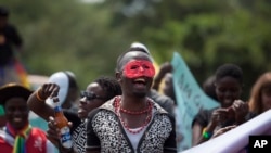 Abaganda mu myiyerekano y'umwaka ugira gatatu y'abakundana basangiye ibitsina i Entebbe, Uganda. Ifoto yafashwe kw'itariki 09/08/2014.